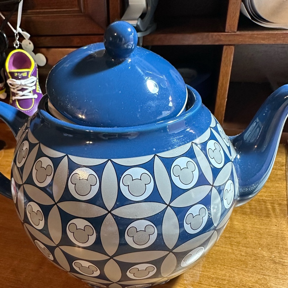 Bundle::: Disney 100 ear hat w/ tag & disney tea pot.